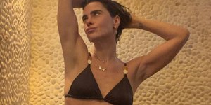 Carolina Dieckmmann surpreende ao surgir de biquíni em sauna