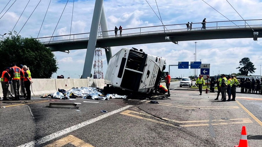 O motorista do ônibus está entre os sobreviventes levados ao hospital. O motorista do ônibus está entre os sobreviventes levados ao hospital.