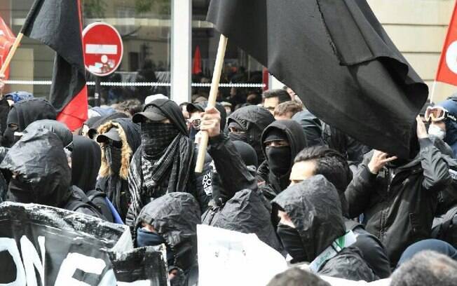 manifestações na França acontecem com a intenção de bloquear candidata de extrema-direita, Marine Le Pen