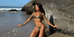 Aline Campos exibe corpão e relembra tempos de bailarina