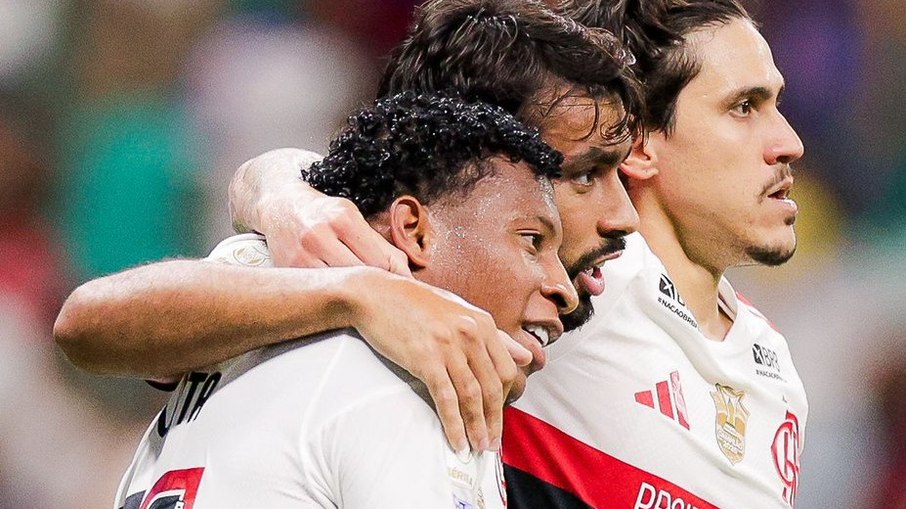 Lucas Paquetá abraça Plata e Pedro após gol do Flamengo Lucas Paquetá abraça Plata e Pedro após gol do Flamengo