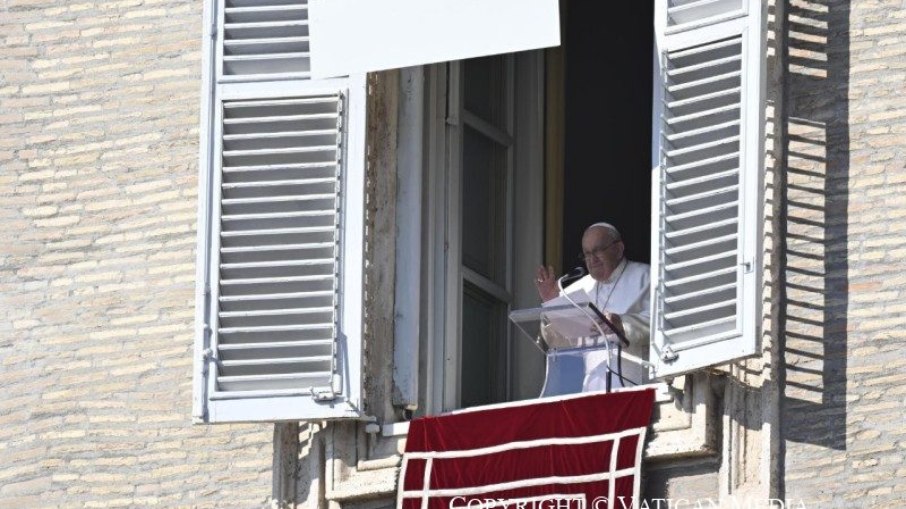 Papa Francisco no Angelus, que ocorre aos domingos Papa Francisco no Angelus, que ocorre aos domingos