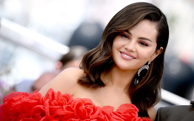 Selena Gomez brilha com vestido vermelho em première de spin-off da Disney