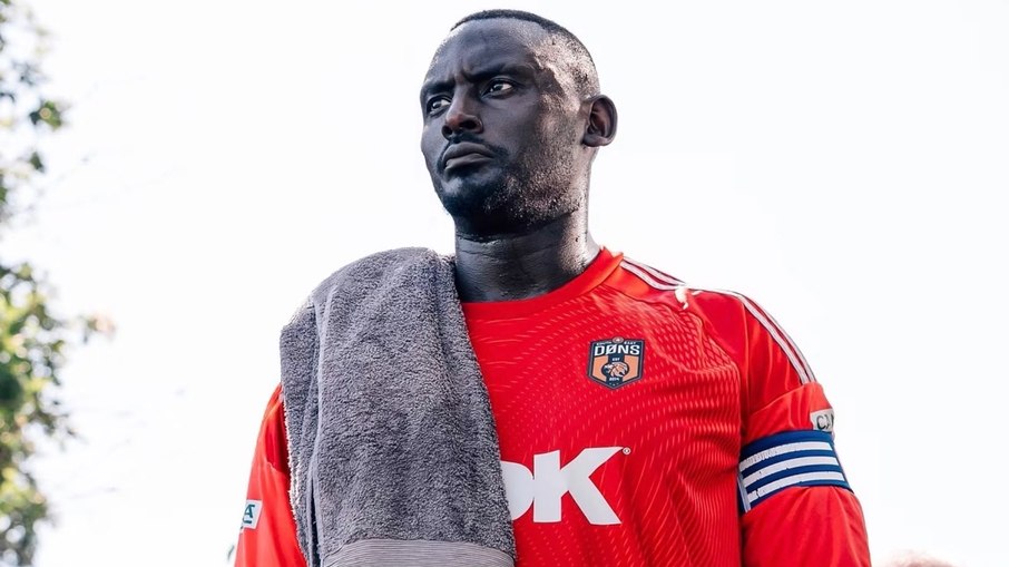 George Desmond Kamurasi foi escolhido como o próximo rei de Tooro, mas recusou para permanecer no futebol