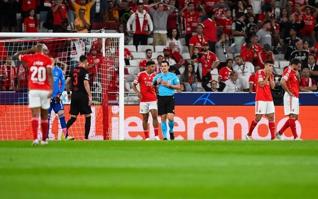 Árbitro expulsa António Silva (segundo da diteita para esquerda) após zagueiro cometer o pênalti que gerou o gol de Simic, para o RB Salzburg