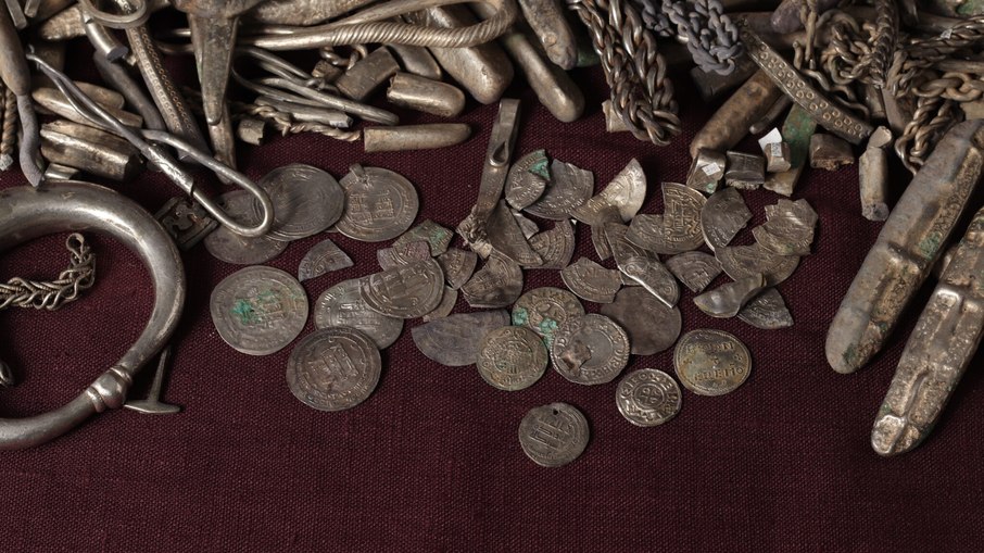 Moedas anglo-saxônicas e árabes achadas no tesouro viking evidenciam comércio e relações financeiras com diferentes partes do mundo