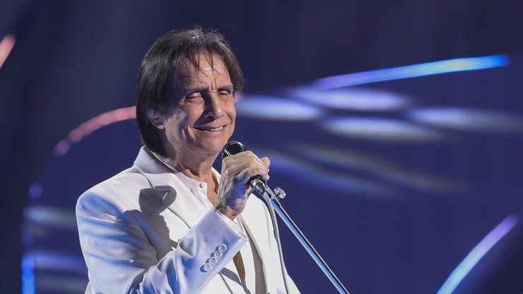 Roberto%20Carlos%20recebe%20alta%20ap%C3%B3s%20acidente%20de%20carro