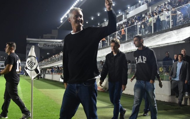 Novo técnico do Santos, Lisca acompanha vitória sobre o Botafogo na Vila