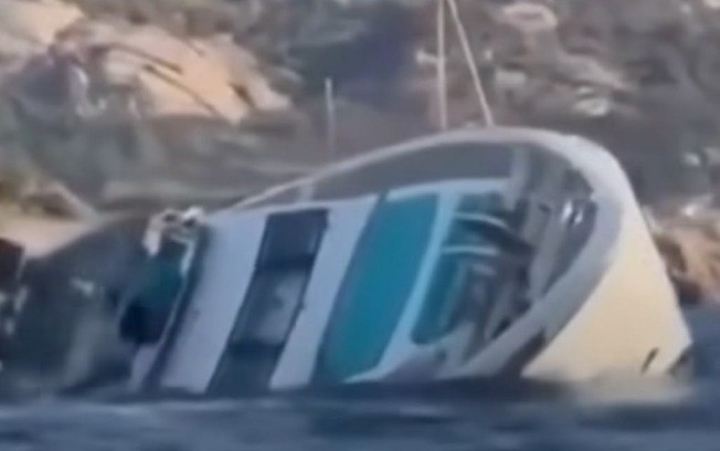 Superiate Angiola II afunda no Mar Mediterrâneo, próximo a Porto Cervo, em Sardenha, na Itália, após uma falha no motor Superiate Angiola II afunda no Mar Mediterrâneo, próximo a Porto Cervo, em Sardenha, na Itália, após uma falha no motor