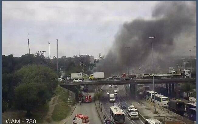 Três ônibus foram incendiados nesta manhã na Avenida Brasil, em Cordovil, Penha e Bonsucesso