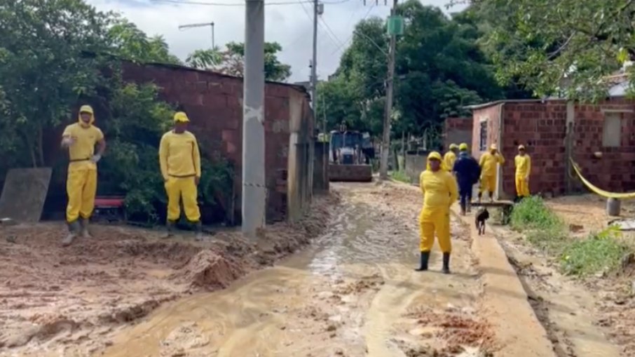 Equipes de resgate atuam em Pernambuco em busca de vítimas das chuvas
