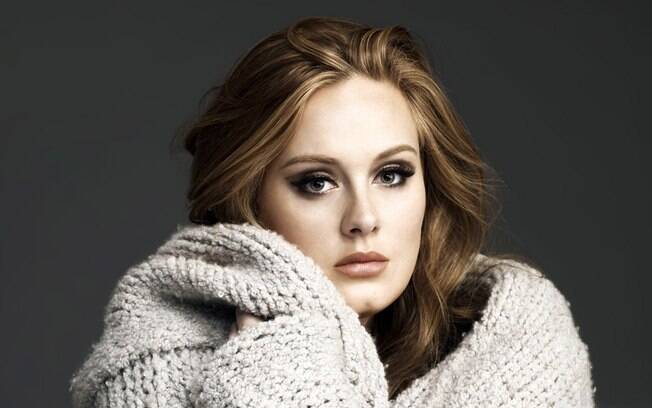 Adele revelou durante um show que tem uma conta secreta no Twitter em que ela pode tuitar bêbada
