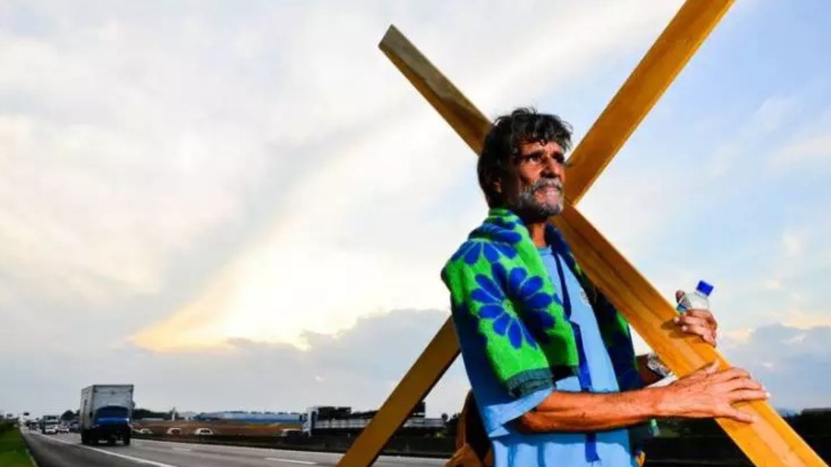 Fé e risco na Dutra: a perigosa caminhada dos romeiros até Aparecida Fé e risco na Dutra: a perigosa caminhada dos romeiros até Aparecida