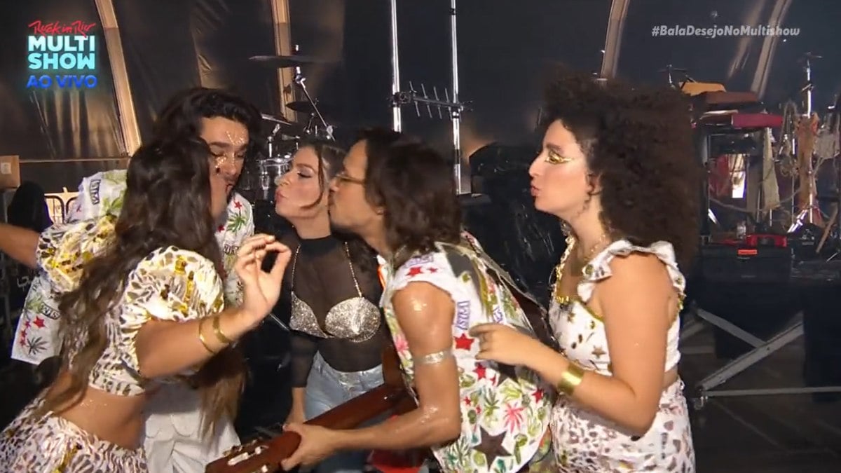 Banda Bala Desejo beijou repórter antes de show