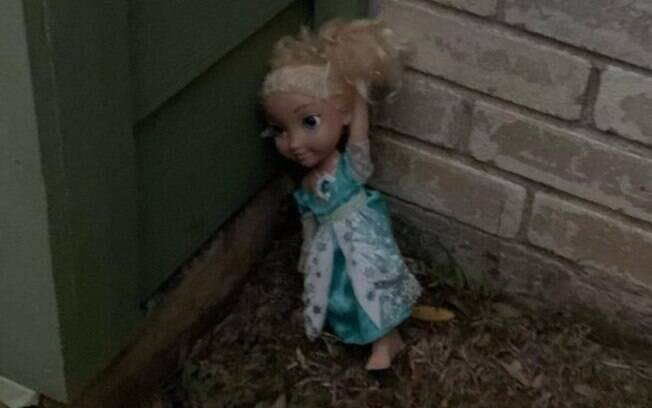 A mãe afirmou que acredita que a boneca da Elsa é 'assombrada' porque o brinquedo continuava voltando para casa
