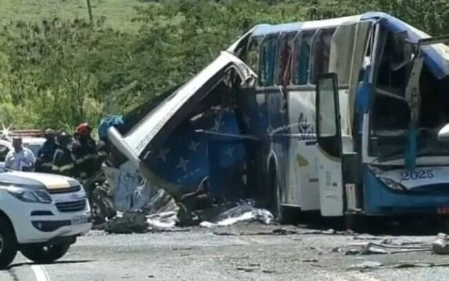 Acidente envolvendo ônibus e caminhão ocorreu na manha desta quarta-feira (25)