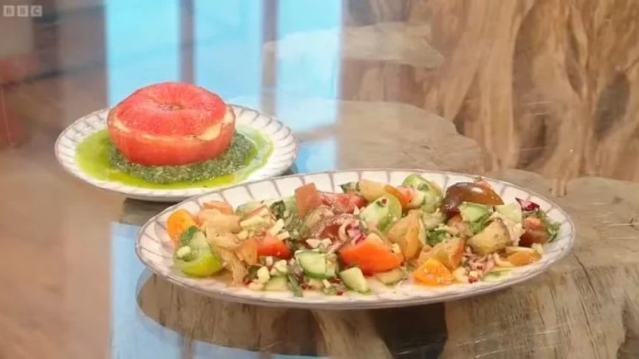 Ralf Little passa mal ao vivo na BBC ao ser confrontado com tomates