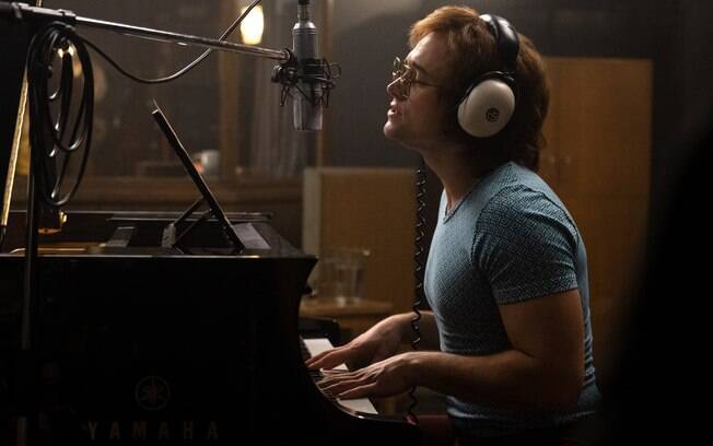 Ator Taron Egerton foi o escolhido para viver Elton John na cinebiografia do cantor,  