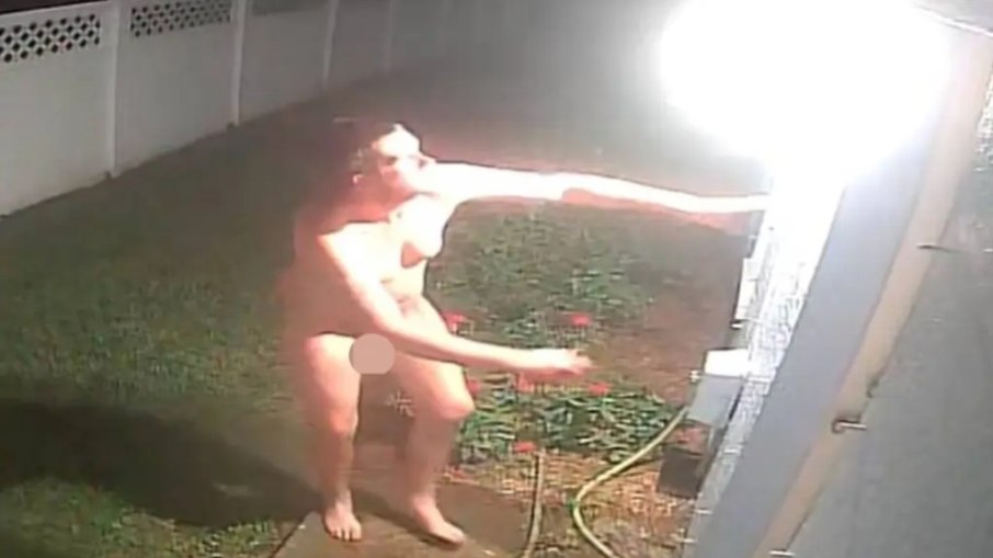 Homem nu invade casas e apavora bairro na Flórida Homem nu invade casas e apavora bairro na Flórida