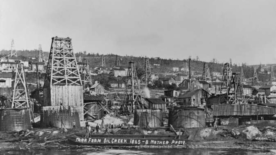 Esta fotografia histórica mostra campos de petróleo na Pensilvânia durante o século XIX. Este local foi fundamental para o início do 