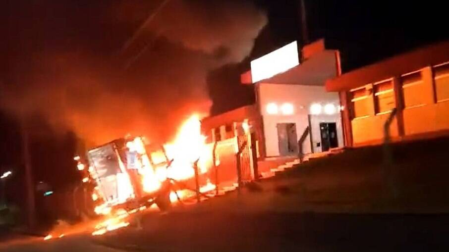 Bandidos atearam fogo a veículos durante tentativa de roubo em Guarapuava (PR)