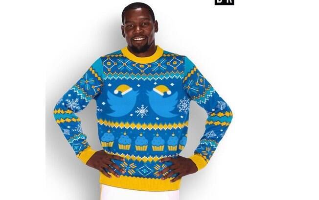 Nas cores azul e amarelo, Kevin Durant veste suéter do Golden State Warriors