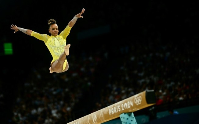 A ginasta brasileira Rebeca Andrade compete no individual geral no dia 1º de agosto de 2024, na Bercy Arena, em Paris