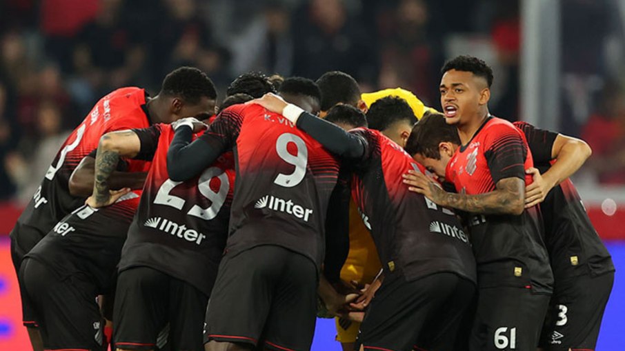 Time do Athletico-PR se reúne durante empate com o Avaí