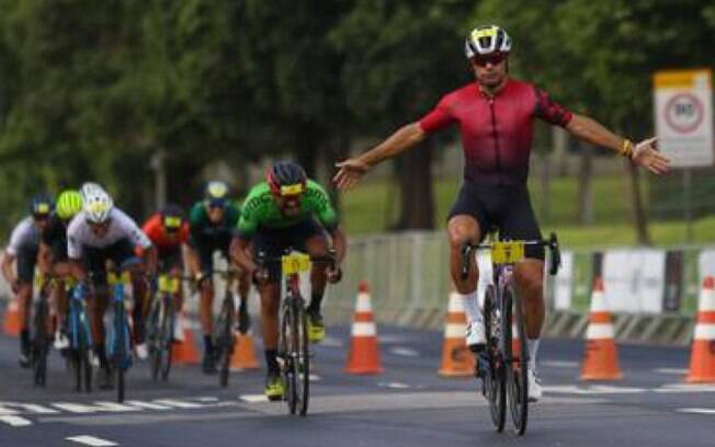 Ciclista argentino é campeão de prova do Tour de France no Rio