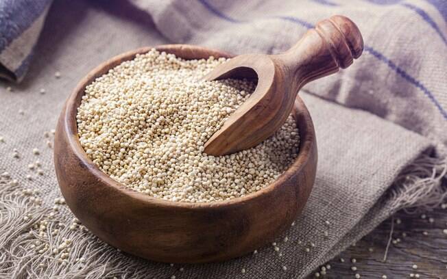 Quinoa entra em saladas, pratos quentes e também resulta em um leite vegetal bem neutro