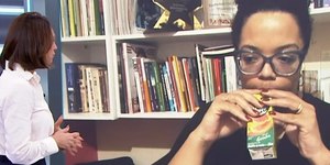 SBT News comete gafe e exibe jornalista tomando suco ao vivo