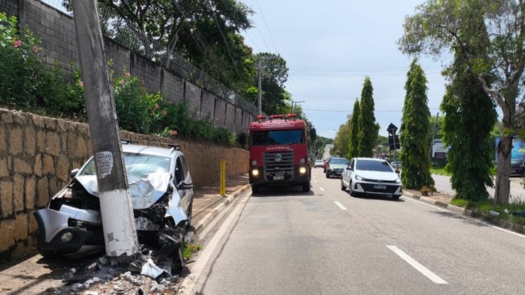 Motorista colide com poste após passar mal em Vinhedo