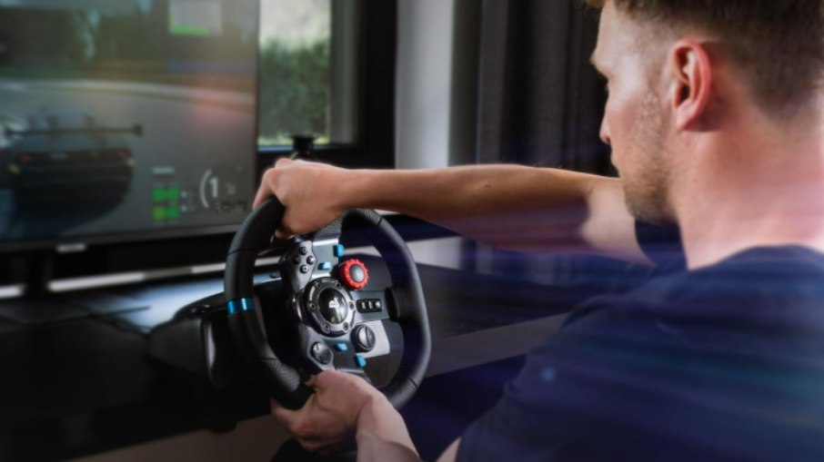 Simulador de volantes oferece imersão total aos gamers em jogos de corrida Simulador de volantes oferece imersão total aos gamers em jogos de corrida