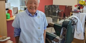 Japonesa de 108 anos se torna a barbeira mais velha do mundo