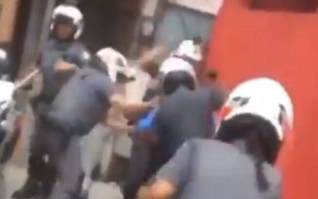 Cinco policiais foram filmados agredindo um rapaz.