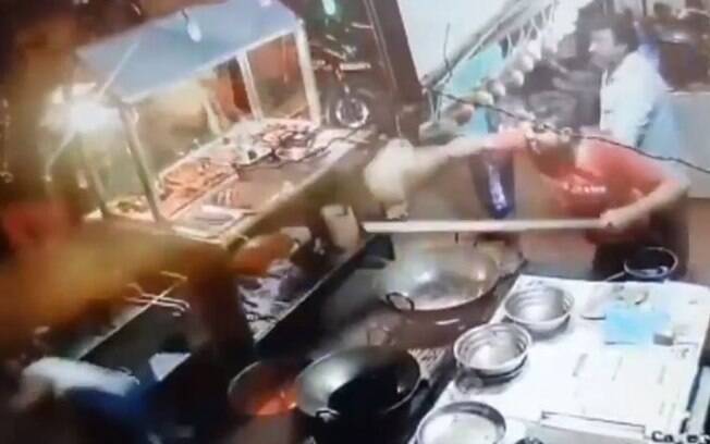 Uma confusão em um restaurante chinês terminou com um indiano gravemente ferido por causa de óleo quente