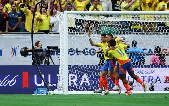 Daniel Muñoz (C) comemora com os companheiros após marcar na vitória da Colômbia sobre o Paraguai por 2 a 1 nesta segunda-feira, pelo Grupo D da Copa América