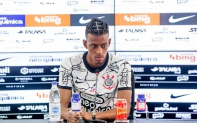 Robson não dá prazo pra estrear pelo Corinthians e fala sobre concorrência na zaga: 'Chego com ambição'