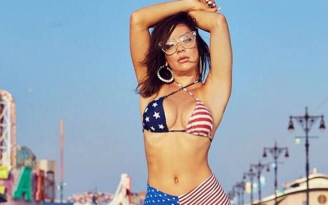 Denise Dias faz homenagem aos Estados Unidos usando um biquíni sexy e exibindo seu corpo perfeito em Coney Island