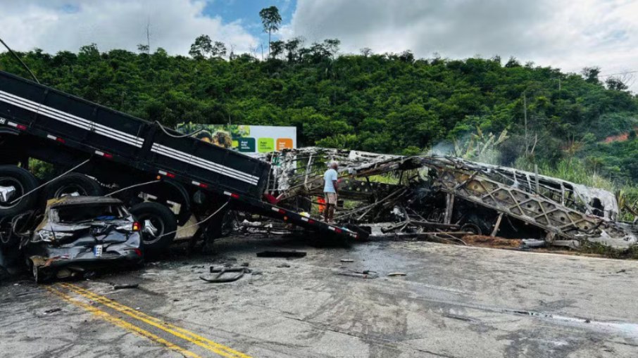 Corpo de Bombeiros ainda retira vítimas do acidente registrado nesta madrugada