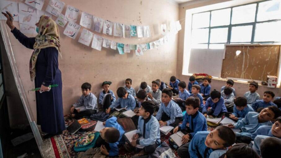 Meninos estudam dentro de sala de aula no Afeganistão