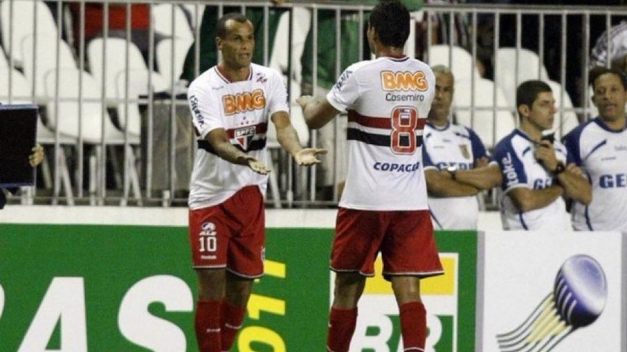 Rivaldo substituindo Casemiro em um jogo do São Paulo no Brasileirão de 2011
