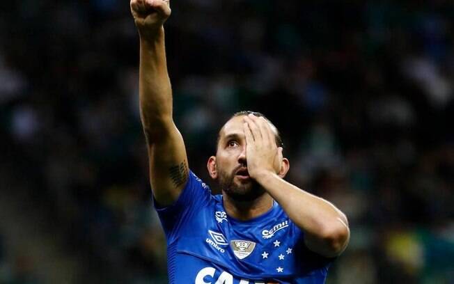 Hernán Barcos marcou o único gol da vitória do Cruzeiro sobre o Palmeiras