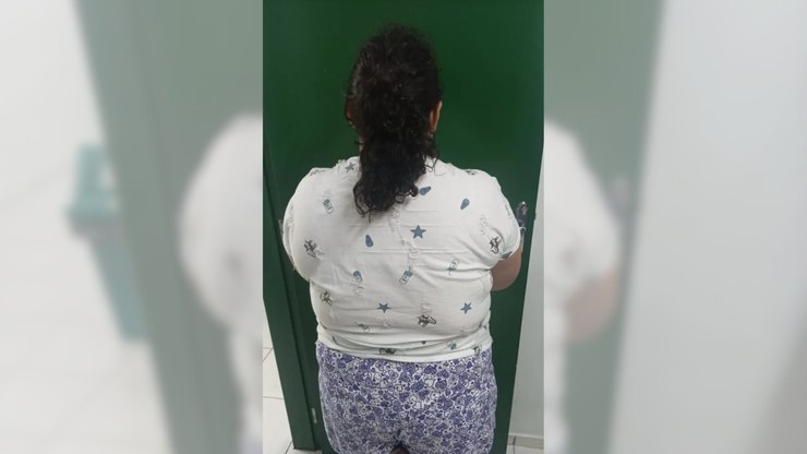 Mulher que fingiu ter 12 anos segue presa e fará exame mental