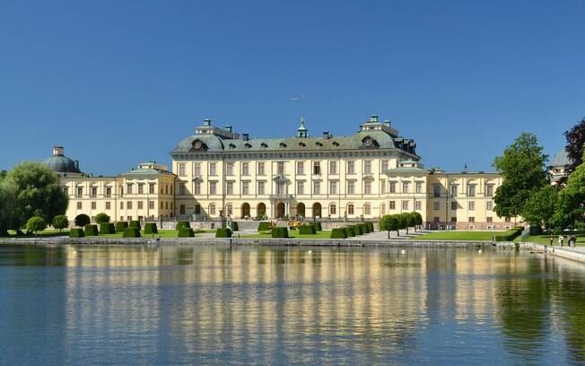 'Às vezes você sente que não está completamente sozinho', afirma a rainha da Suécia sobre fantasmas em seu palácio