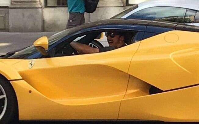 Zlatan Ibrahimovic foi visto dirigindo sua Ferrari LaFerrari, primeiro modelo híbrido da marca italiana 