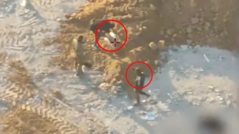 Drones captam o momento em que o Hamas finge localizar o corpo de um refém