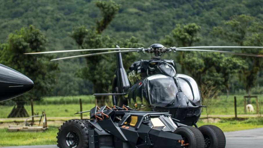 Neymar exibe frota de luxo com Batmóvel, helicóptero e jato Neymar exibe frota de luxo com Batmóvel, helicóptero e jato