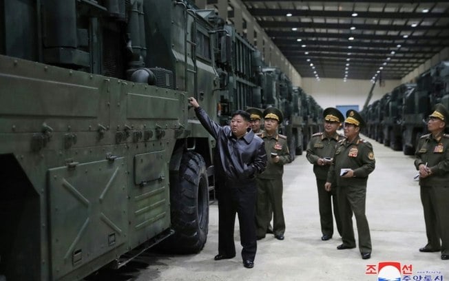 (Arquivo) O líder norte-coreano Kim Jong Un inspeciona um veículo lançador de mísseis em uma localidade não revelada da Coreia do Norte