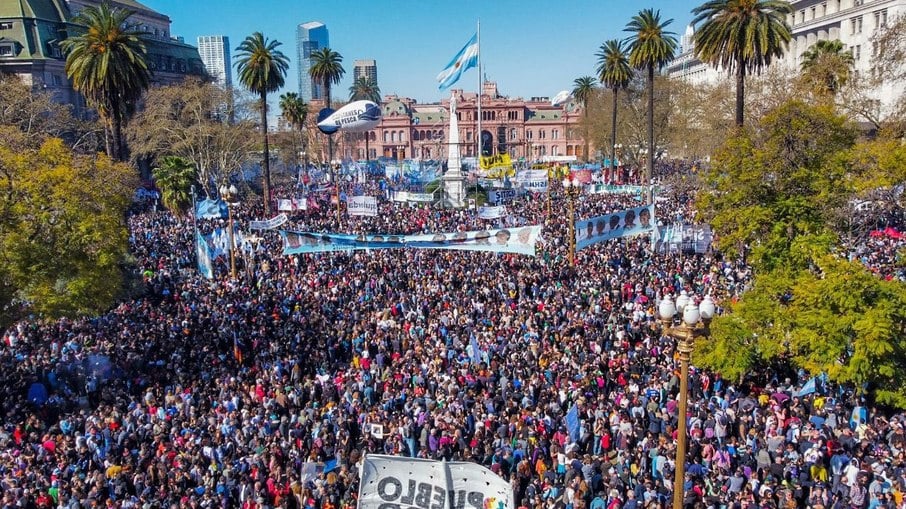 Manifestação na Argentina contra o atentado a vida de Cristina Kirchner